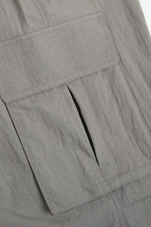 "유틸리티 C.L핏 파라슈트 카고 팬츠"는 남성용 바지로, 일상과 아웃도어 활동 모두에 적합합니다. 봄, 여름 시즌에 어울리는 얇은 두께감의 나일론 소재로 제작되어 편안한 착용감을 제공합니다. 레귤러핏으로 제작되었으며, 밀리터리 스타일과 캐주얼 무드를 동시에 연출합니다. 카고 포켓과 유틸리티 디자인이 특징이며, 여행룩과 캠핑룩, 캐주얼, 미니멀, 워크웨어 스타일을 즐기는 분들께 추천합니다. 그레이 컬러로 출시되었습니다.
