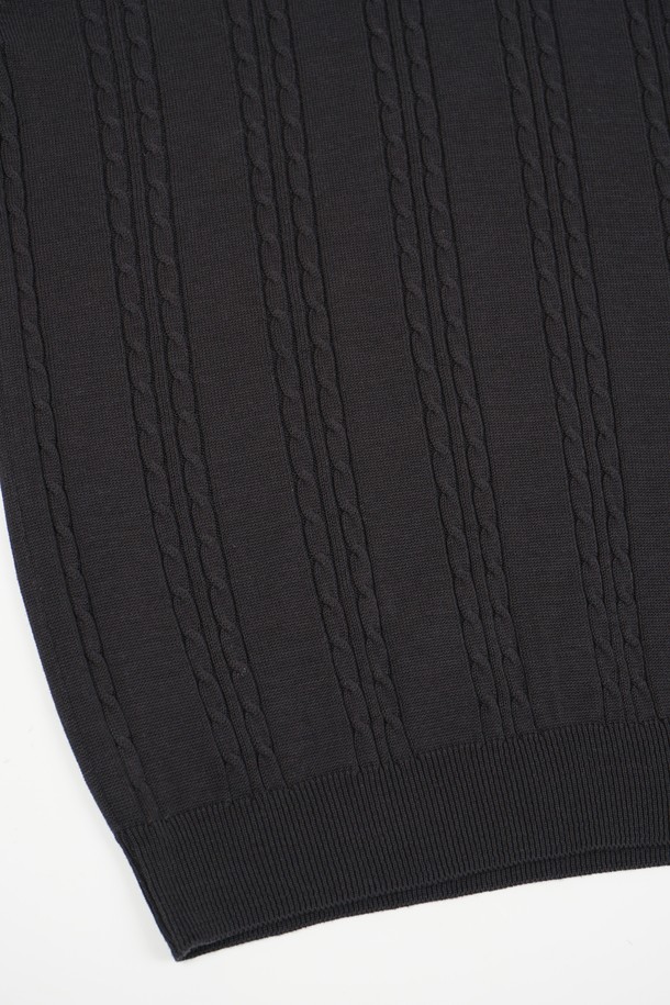 썸머 워셔블 케이블 카라 니트는 여름철 시원하고 스타일리시하게 연출할 수 있는 반소매 니트입니다. 아이보리, 라이트블루, 브라운, 네이비, 다크그레이, 차콜 6가지의 다채로운 컬러로 출시되어 폭넓은 선택이 가능합니다. 클래식과 트렌디함을 동시에 느낄 수 있는 디자인으로, 데이트룩, 카페룩, 여행룩 등 다양한 TPO에 활용 가능합니다. 면 소재로 제작되어 부드러운 촉감과 흡습, 속건 기능을 갖췄으며, 워셔블 기능으로 간편하게 관리할 수 있습니다. 레귤러핏과 슬림핏 두 가지 핏으로 제공되어 취향에 맞는 스타일을 연출할 수 있습니다.
