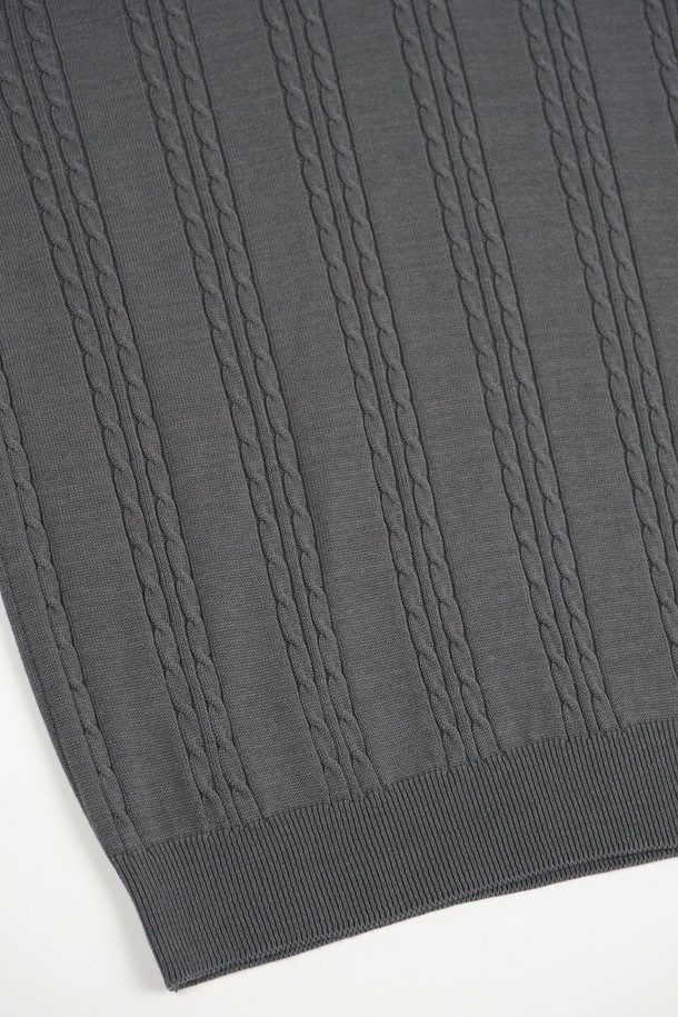 **썸머 워셔블 케이블 카라 니트**는 공용으로 착용 가능한 여름(6가지 컬러) 상의입니다. 오픈 카라 디자인과 레귤러핏으로, 일상 및 비즈니스 캐주얼에 적합하며, 캐주얼, 미니멀, 클래식 스타일을 연출할 수 있습니다. 부드러운 면 소재의 케이블 조직으로 제작되어 고급스러운 텍스처를 자랑하며, 흡습, 속건, 통기성이 우수하여 쾌적한 착용감을 선사합니다. 얇거나 보통 두께감으로, 깔끔한 실루엣과 시보리 마감 처리가 돋보이며, 반소매 기장입니다.
