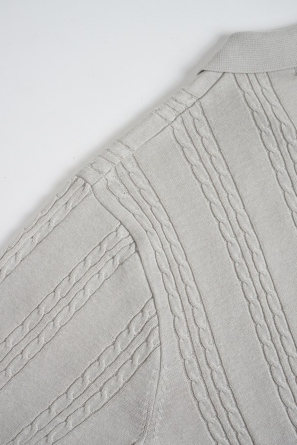 **썸머 워셔블 케이블 카라 니트**

시원한 여름을 위한 썸머 워셔블 케이블 카라 니트입니다. 부드러운 면 소재로 제작되어 흡습, 속건, 통기 기능으로 쾌적한 착용감을 제공합니다. 오픈 카라 디자인과 레귤러핏으로 캐주얼하면서도 미니멀한 스타일을 연출하며, 비즈니스 캐주얼룩에도 적합합니다. 아이보리, L.블루, 브라운, 네이비, D.그레이, 차콜 등 다양한 6가지 컬러로 출시되어 폭넓은 선택이 가능하며, 소매와 밑단 시보리 마감으로 깔끔함을 더했습니다. 반소매 기장과 적당한 두께감으로 여름철 데일리 아이템으로 활용하기 좋습니다.
