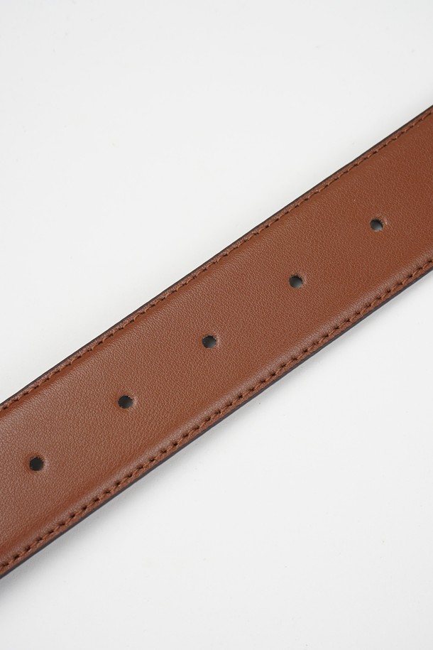 클래식 리얼 레더 벨트는 일상과 정장 모두에 잘 어울리는 공용 벨트입니다. 부드러운 소가죽 소재로 제작되어 편안한 착용감을 선사하며, 미니멀하고 클래식한 스타일을 연출합니다. 블랙, 다크 브라운, 카멜 세 가지 색상으로 출시되어, 오피스룩, 비즈니스 캐주얼, 출근룩 등 다양한 TPO에 활용 가능합니다. 스크래치에 강한 메탈 버클과 착용할수록 자연스러운 에이징을 경험할 수 있으며, 친환경 재활용 패키지와 생분해성 포장재를 사용하여 환경까지 생각했습니다. 사이즈 조절 기능을 통해 완벽한 핏을 제공합니다.
