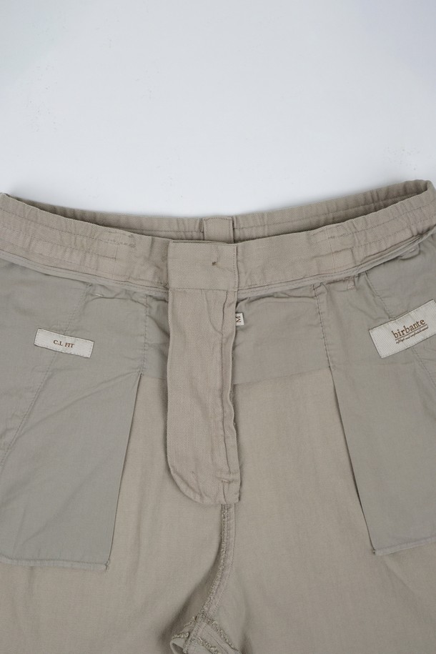 부드러운 면 소재의 카치온 워시드 원턱 C.L핏 스트링 팬츠입니다. 톤 다운된 베이지 컬러로, 봄과 여름에 시원하게 착용하기 좋습니다. 허리 스트링 디테일과 레귤러 핏으로 편안한 착용감을 제공하며, 무지 디자인으로 어떤 상의와도 쉽게 매치할 수 있습니다. 캐주얼, 미니멀, 클래식 스타일을 모두 아우르는 활용도 높은 아이템입니다. 워싱 가공으로 자연스러운 핏과 부드러운 촉감을 느낄 수 있습니다.
