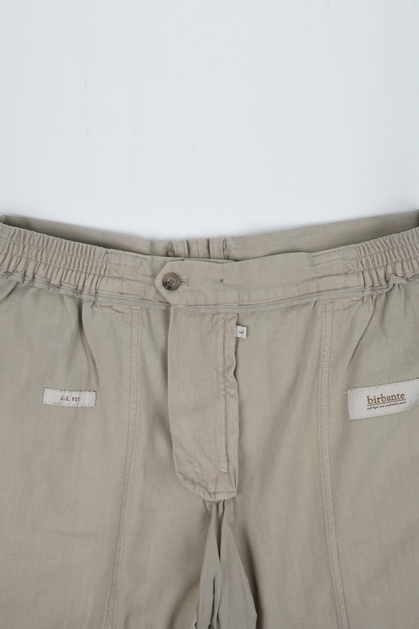 **카치온 워시드 C.L핏 카고 하프 팬츠**는 봄, 여름 시즌에 어울리는 남성용 카고 반바지입니다. 베이직한 베이지 컬러의 무지 디자인으로, 캐주얼, 미니멀, 워크웨어 스타일을 연출하기 좋습니다. 면 소재로 제작되어 얇고 가벼우며, 레귤러핏으로 편안한 착용감을 선사합니다. 여행룩, 휴가룩에 활용하기 좋으며, 카고 포켓 디테일이 실용성을 더합니다.
