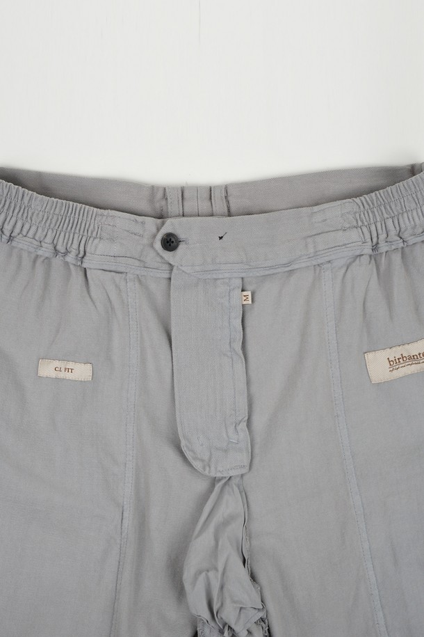 카치온 워시드 C.L핏 카고 하프 팬츠는 남성용 바지로, 봄과 여름에 착용하기 좋은 캐주얼 스타일의 반바지입니다. 부드러운 촉감의 면 소재로 제작되었으며, 얇은 두께감으로 시원하게 착용할 수 있습니다. 레귤러핏으로 편안한 착용감을 제공하며, 무지 디자인에 카고 포켓 디테일이 더해져 실용성을 높였습니다. 그레이 컬러로 다양한 상의와 손쉽게 매치하여 미니멀하면서도 스타일리시한 룩을 연출할 수 있습니다.
