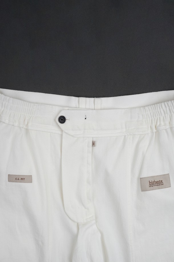 카치온 워시드 C.L핏 카고 하프 팬츠는 여름철 캐주얼 스타일을 위한 남성용 반바지입니다. 얇은 면 소재로 제작되어 시원하고 편안한 착용감을 제공하며, 레귤러 핏으로 제작되어 활동성을 높였습니다. 무지 디자인에 하프 기장으로, 여행룩이나 미니멀한 스타일 연출에 적합합니다. 카고 포켓 디테일이 실용성을 더한 화이트 컬러의 하프 팬츠입니다.
