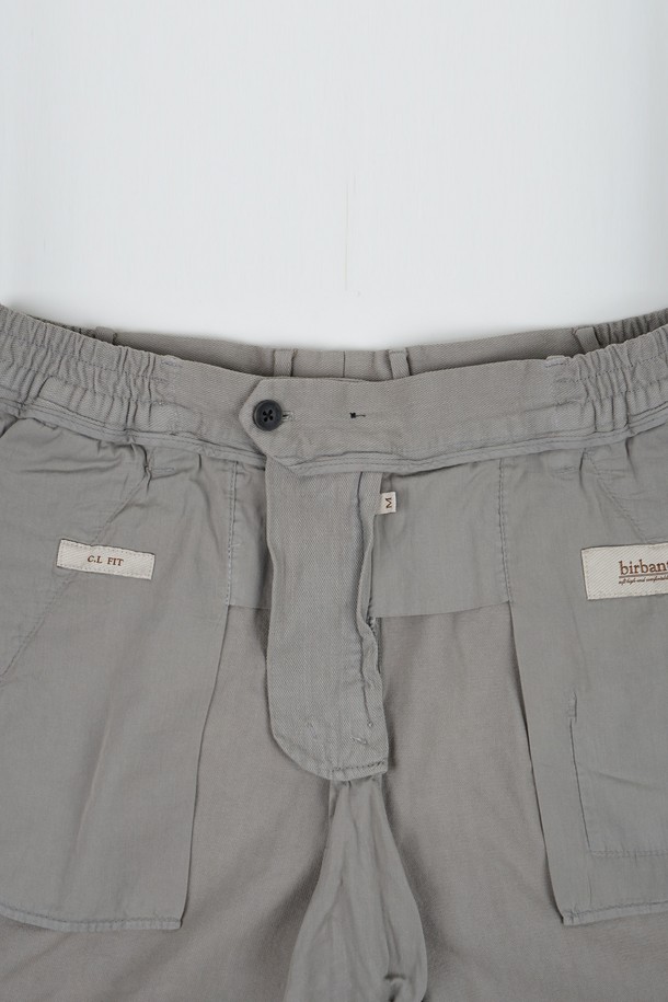 카치온 워시드 원턱 C.L핏 하프 팬츠는 여름철 시원하게 착용하기 좋은 남성용 하프 팬츠입니다. 부드러운 면 소재로 제작되어 편안한 착용감을 선사하며, 레귤러핏으로 제작되어 부담 없이 다양한 스타일을 연출할 수 있습니다. 무지 디자인에 부분 밴딩 처리와 원턱 디테일이 더해져 캐주얼하면서도 베이직한 매력을 줍니다. 여행룩, 휴가룩, 캐주얼, 미니멀, 클래식 등 다양한 TPO와 스타일에 활용하기 좋은 아이템입니다. 그레이 컬러로 어떤 상의와도 쉽게 매치하여 스타일리시한 룩을 완성할 수 있습니다.
