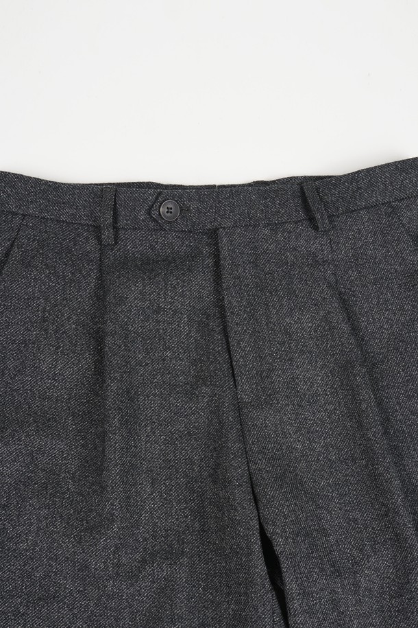 세련된 데님 이펙트의 남성용 '데님 이펙트 원턱 C.L핏 셋업 팬츠'입니다. 캐주얼부터 미니멀, 클래식 스타일까지 소화 가능한 활용도 높은 아이템입니다. 봄, 가을 시즌에 적합하며, 차분한 그레이 컬러와 레귤러핏으로 편안한 착용감을 선사합니다. 출근룩과 비즈니스 캐주얼에도 잘 어울리는 세련된 디자인으로, 원턱 디테일이 돋보입니다. 데님 소재 특유의 멋스러움과 무지 패턴으로 어떤 상의와도 쉽게 매치할 수 있습니다.
