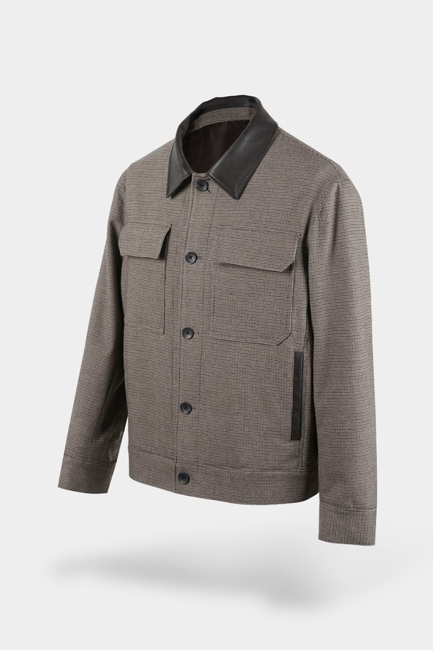 세련된 남성미를 더하는 레더 카라 블루종 재킷입니다. 그레이와 블랙 두 가지 색상으로 출시되어 어떤 스타일에도 쉽게 매치할 수 있습니다. 뻣뻣한 촉감의 가죽 소재와 두꺼운 두께감으로 제작되어, 봄, 가을 간절기에 따뜻하면서도 시크한 분위기를 연출합니다. 캐주얼, 클래식, 미니멀 스타일을 아우르며, 출근룩, 모임룩, 데이트룩 등 다양한 TPO에 활용 가능합니다. 버튼 여밈 방식, 레귤러핏 디자인, 카라 디테일이 돋보이는 긴소매 블루종으로, 당신의 옷장에 특별함을 더해줄 것입니다.
