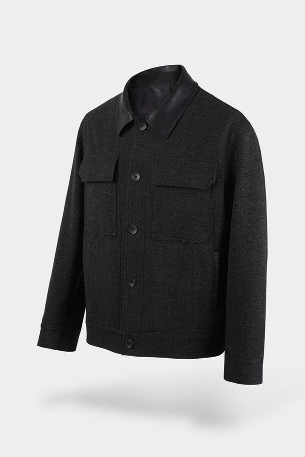 **레더 카라 블루종 재킷**은 남성용 아우터로, 가을과 겨울에 착용하기 좋은 두꺼운 두께감의 블랙 컬러 자켓입니다. 클래식하고 캐주얼한 스타일을 동시에 연출하며, 무지 패턴에 레귤러 핏으로 제작되었습니다. 가죽 또는 인조가죽 소재를 사용하여 뻣뻣한 촉감을 주며, 카라 디테일과 긴 소매 기장이 특징입니다. 버튼 여밈 방식을 갖춘 블루종 타입의 자켓으로, 출근룩, 모임룩, 데이트룩 등 다양한 TPO에 활용 가능합니다.
