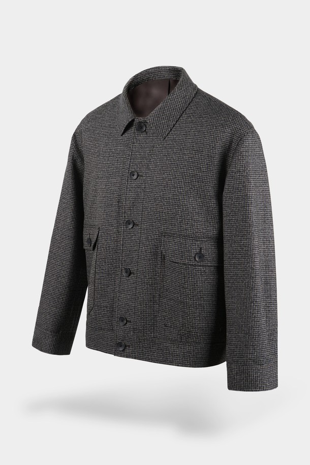 헤리티지 하운드투스 블루종 재킷은 남성용 아우터로, 가을과 겨울에 착용하기 좋습니다. 클래식한 무드의 그레이 컬러 하운드투스 패턴이 돋보이며, 울 소재로 제작되어 두꺼운 두께감과 뻣뻣한 촉감을 선사합니다. 싱글 버튼 여밈과 크롭 기장의 레귤러핏 디자인으로, 출근룩, 비즈니스 캐주얼, 모임룩 등 다양한 TPO에 활용 가능합니다. 미니멀하고 시크한 스타일을 연출하기에 적합하며, 포켓 디테일이 특징입니다.
