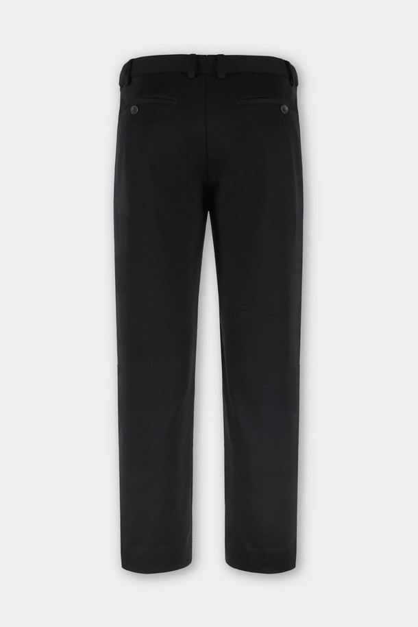 **컴포트 스트레치 S.R핏 셋업 슬랙스**는 남성용 슬랙스로, 베이직하고 클래식한 스타일을 추구합니다. 봄, 가을에 적합하며, 슬림핏으로 떨어지는 긴 기장의 바지입니다. 부드러운 촉감의 폴리에스테르 소재로 제작되어 편안한 착용감을 선사하며, 스트레치 기능으로 활동성을 높였습니다. 오피스룩, 비즈니스 캐주얼, 출근룩 등 다양한 TPO에 활용 가능하며, 미니멀한 스타일 연출에 용이합니다. 블랙 색상의 무지 디자인으로 어떤 상의에도 쉽게 매치할 수 있어 실용적입니다.
