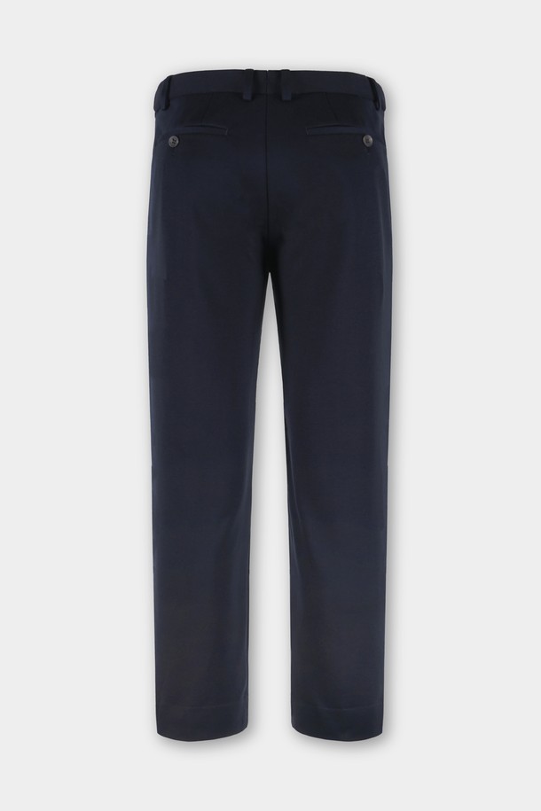 컴포트 스트레치 S.R핏 셋업 슬랙스는 남성용 슬랙스로, 베이직하고 클래식한 스타일을 추구합니다. 네이비 색상의 긴 기장 슬랙스로, 사계절 착용 가능하며 부드러운 촉감의 폴리에스테르 소재로 제작되었습니다. 슬림핏 디자인에 스트레치 기능이 더해져 편안한 착용감을 선사하며, 무지 패턴으로 미니멀하고 시크한 스타일을 연출합니다. 오피스룩, 비즈니스 캐주얼, 데이트룩 등 다양한 상황에 잘 어울립니다.
