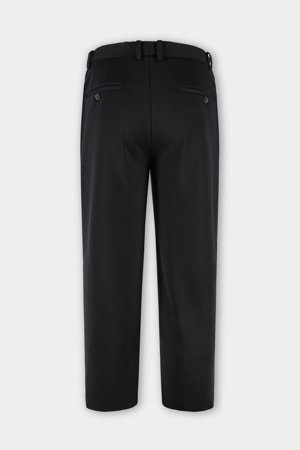 **컴포트 스트레치 R.C핏 셋업 슬랙스**는 남성용 바지로, 베이직하고 미니멀한 스타일을 추구합니다. 사계절 모두 착용 가능하며, 출근룩과 비즈니스 캐주얼에 적합하여 활용도가 높습니다. 부드러운 촉감의 폴리에스테르 소재로 제작되었으며, 레귤러핏에 긴 기장으로 편안함을 선사합니다. 밴딩 처리와 스트레치 기능으로 활동성을 높였으며, 무지 디자인의 블랙 컬러로 어떤 상의에도 쉽게 매치할 수 있습니다.
