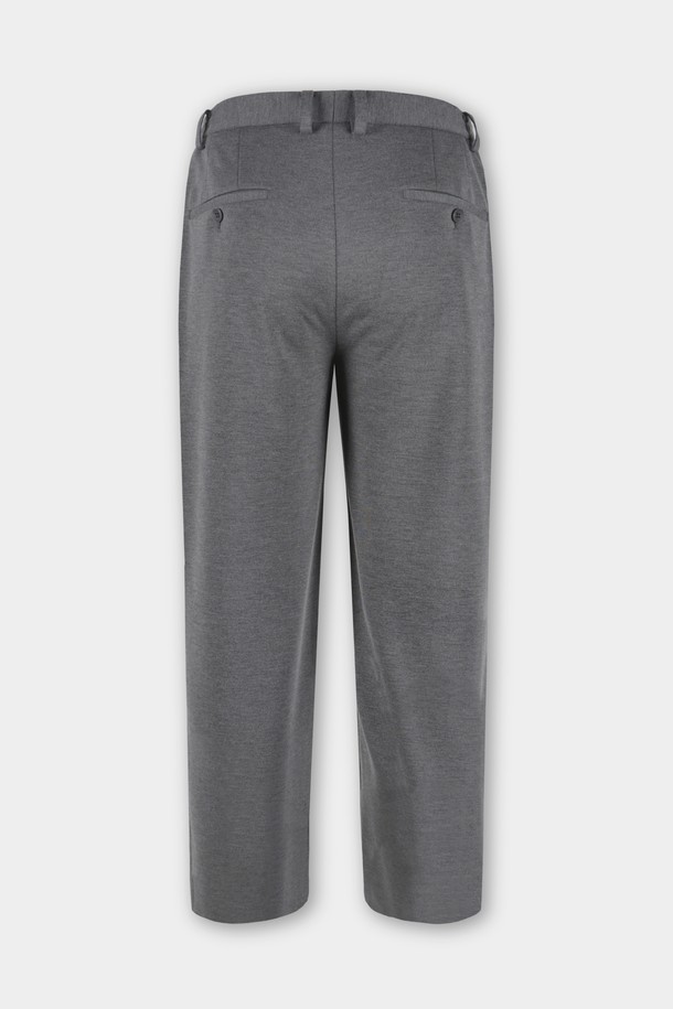 **컴포트 스트레치 R.C핏 셋업 슬랙스**는 남성용 슬랙스로, 부드러운 촉감과 얇은 두께로 편안한 착용감을 제공합니다. 봄, 가을에 적합하며, 베이직하고 캐주얼한 스타일을 연출하기 좋습니다. 레귤러핏으로 제작되었으며, 스트레치 기능과 밴딩 처리로 활동성을 높였습니다. 출근룩이나 비즈니스 캐주얼에 활용하기 좋으며, 캐주얼, 미니멀, 클래식 스타일을 선호하는 분들께 추천합니다. 무지 디자인의 그레이 컬러로 다양한 상의와 손쉽게 매치할 수 있습니다.
