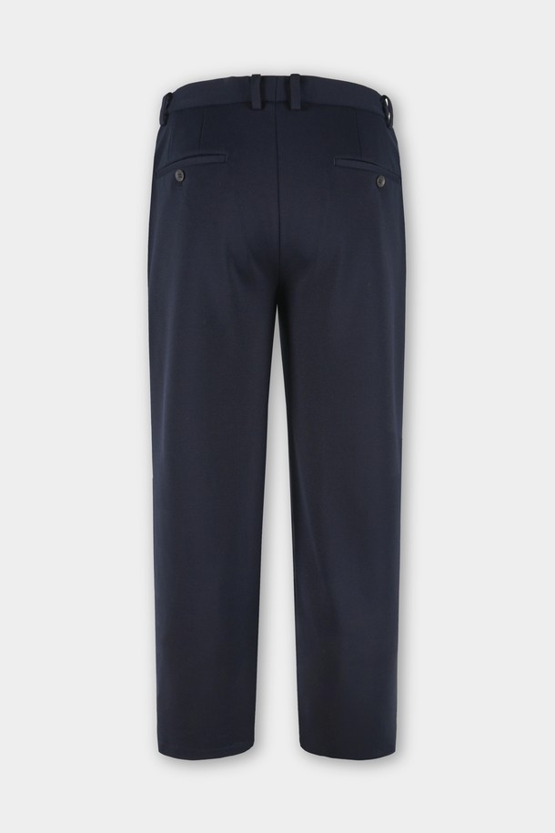 **컴포트 스트레치 R.C핏 셋업 슬랙스**는 남성용 바지로, 미니멀하고 베이직한 스타일을 추구하는 분들께 적합합니다. 네이비 색상의 긴 바지이며, 봄, 여름, 가을 계절에 착용하기 좋습니다. 폴리에스터 소재로 제작되어 부드러운 촉감을 제공하며, 레귤러 핏으로 편안하게 착용할 수 있습니다. 얇은 두께감과 스트레치 기능으로 활동성을 높였으며, 밴딩 처리로 허리 부분의 편안함까지 더했습니다. 출근룩과 비즈니스 캐주얼은 물론, 미니멀, 클래식, 캐주얼 스타일을 즐겨 입는 분들께 추천합니다.
