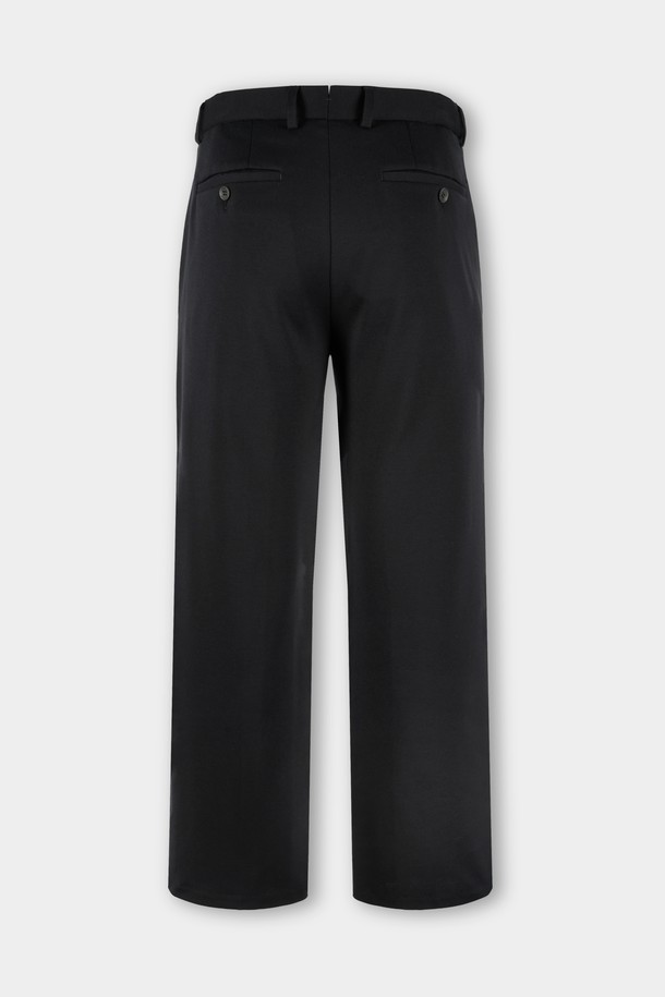 미니멀하고 시크한 스타일을 연출하는 남성용 컴포트 스트레치 S.L핏 셋업 슬랙스입니다. 부드러운 촉감의 폴리에스테르 소재로 제작되어 편안한 착용감을 선사하며, 봄, 가을 시즌에 적합합니다. 슬림핏 디자인과 무지 패턴, 블랙 컬러로 어떤 상의와도 매치하기 용이하며, 오피스룩, 비즈니스 캐주얼, 출근룩 등 TPO에 맞춰 활용할 수 있습니다. 얇은 두께감과 스트레치 기능으로 활동성을 높여줍니다. 밴딩이 없어 깔끔한 핏을 유지합니다.
