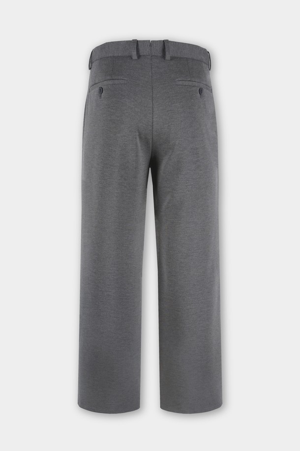 미니멀하고 세련된 스타일의 남성용 컴포트 스트레치 S.L핏 셋업 슬랙스입니다. 부드러운 촉감의 폴리에스테르 소재로 제작되어 편안한 착용감을 선사하며, 봄, 가을 시즌에 적합합니다. 슬림핏 디자인과 무지 패턴, 그레이 컬러로 어떤 상의와도 잘 어울려 출근룩 또는 비즈니스 캐주얼 스타일을 연출하기 좋습니다. 스트레치 기능이 있어 활동성을 높였으며 밴딩 없이 깔끔한 핏을 유지합니다. 클래식한 무드를 살려 데일리룩으로 활용해보세요.
