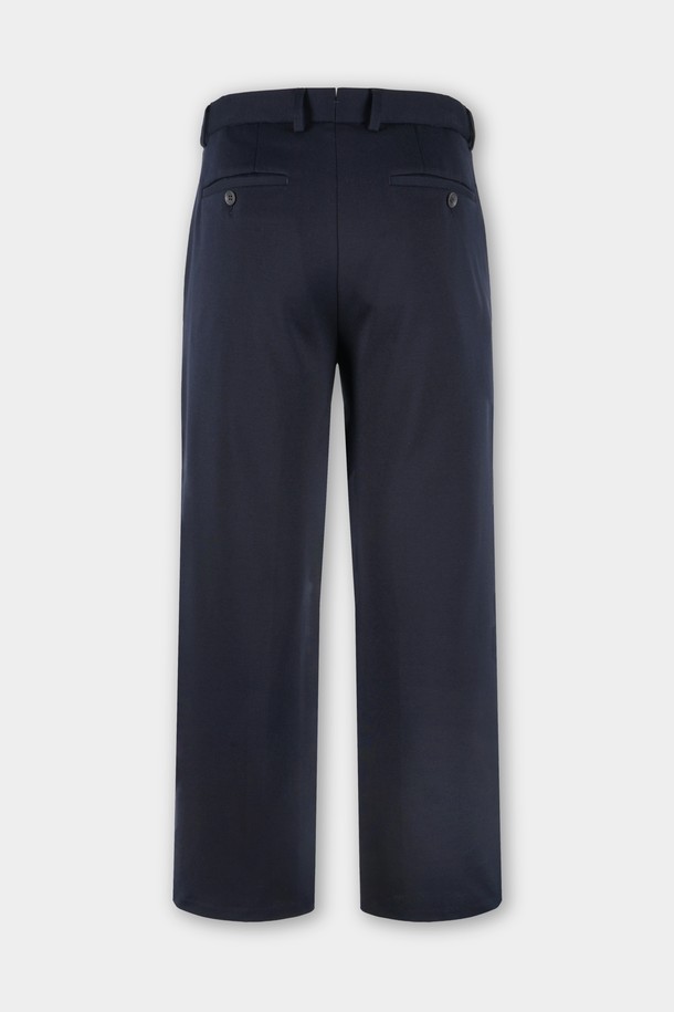 컴포트 스트레치 S.L핏 셋업 슬랙스는 남성용 슬랙스로, 미니멀하고 클래식한 스타일을 추구하는 분들께 적합합니다. 네이비 컬러의 무지 디자인으로, 오피스룩, 비즈니스 캐주얼, 출근룩 등 다양한 TPO에 활용 가능합니다. 폴리에스테르 소재로 제작되어 부드러운 촉감을 제공하며, 봄, 여름, 가을 세 계절에 걸쳐 착용하기 좋습니다. 슬림핏과 얇은 두께, 스트레치 기능으로 편안한 착용감을 선사합니다. 밴딩 처리가 없는 디자인으로 깔끔한 실루엣을 연출합니다.
