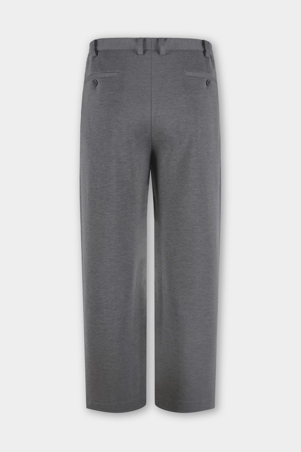 **컴포트 스트레치 C.L핏 셋업 슬랙스**는 남성용 슬랙스로, 일상, 오피스룩, 비즈니스 캐주얼, 출근룩에 적합합니다. 봄, 가을에 착용하기 좋으며, 클래식, 미니멀, 시크한 스타일을 연출할 수 있습니다. 레귤러핏으로 편안하게 착용 가능하며, 부드러운 촉감의 폴리에스테르 소재로 제작되었습니다. 무지(無地) 디자인에 밴딩이 없어 깔끔한 핏을 선사하며, 스트레치 기능으로 활동성을 높였습니다. 긴 기장의 슬랙스로 다양한 상의와 매치하여 스타일리시한 룩을 완성해보세요.