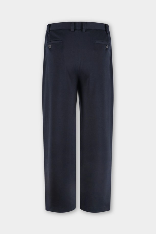 컴포트 스트레치 C.L핏 셋업 슬랙스는 남성용 슬랙스로, 네이비 컬러의 베이직하고 클래식한 스타일을 연출합니다. 사계절 착용 가능하며, 레귤러핏 디자인과 부드러운 촉감의 폴리에스테르 소재로 편안함을 선사합니다. 스트레치 기능으로 활동성을 높였으며, 오피스룩, 비즈니스 캐주얼, 출근룩 등 다양한 TPO에 활용 가능합니다. 미니멀한 디자인으로 깔끔한 스타일을 완성할 수 있습니다.
