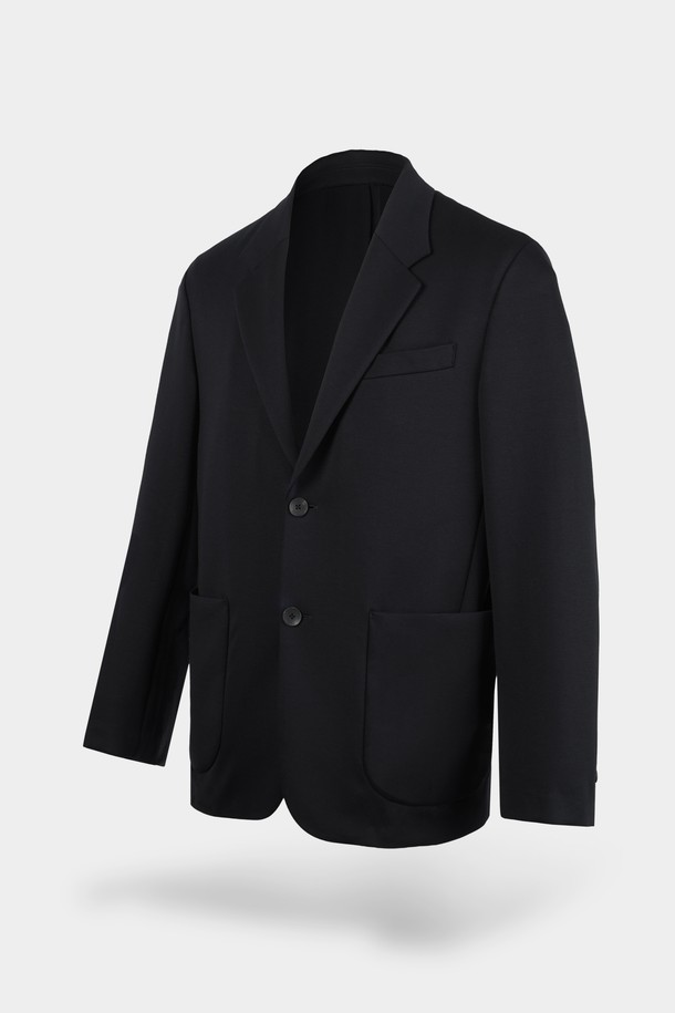 컴포트 스트레치 셋업 블레이저 재킷은 남녀 모두 착용 가능한 블랙 컬러의 블레이저입니다. 봄, 가을에 적합하며, 일상과 오피스룩 모두 소화 가능한 활용도가 높은 아이템입니다. 클래식하고 미니멀한 스타일을 추구하는 분들께 추천하며, 부드러운 촉감의 폴리에스테르와 스판덱스 혼방 소재로 제작되어 편안한 착용감을 선사합니다. 셋업으로 구성되어 있어 간편하게 스타일링할 수 있으며, 싱글 버튼, 레귤러 기장, 컴포트 핏으로 디자인되었습니다.
