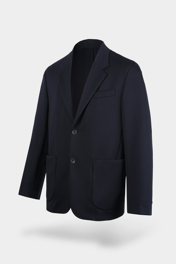 **컴포트 스트레치 셋업 블레이저 재킷**은 남성용 아우터로, 일상과 비즈니스룩에 모두 어울리는 활용도 높은 아이템입니다. 블랙, 네이비 두 가지 색상으로 제공되며, 봄, 가을 시즌에 착용하기 좋습니다. 미니멀하고 클래식한 스타일을 추구하며, 싱글 버튼 여밈과 컴포트핏으로 편안한 착용감을 선사합니다. 폴리에스테르와 스판덱스 혼방 소재로 제작되어 부드러운 촉감과 스트레치 기능을 제공합니다. 오피스룩, 비즈니스 캐주얼, 출근룩 등 다양한 TPO에 시크하게 매치할 수 있는 블레이저 재킷입니다.
