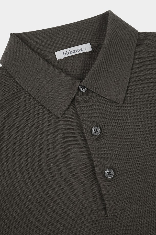 다크 그레이 컬러의 워셔블 코튼 포켓 카라 니트입니다. 부드러운 촉감의 면 소재로 제작되어 봄, 가을에 착용하기 좋으며, 레귤러 핏으로 편안하게 떨어지는 핏을 선사합니다. 베이직하고 캐주얼한 스타일로 출근룩이나 비즈니스 캐주얼에도 활용 가능하며, 미니멀하고 클래식한 스타일을 연출하기 좋습니다. 무지 디자인에 긴 소매 기장, 카라넥 디테일과 포켓으로 실용성을 더했습니다.
