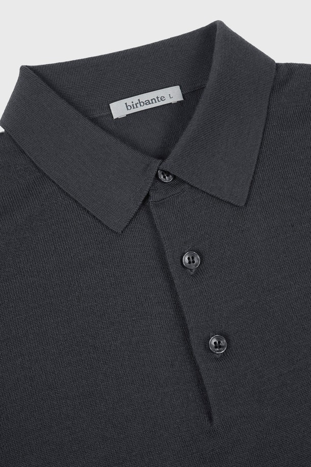 베이직하고 캐주얼한 스타일의 워셔블 코튼 포켓 카라 니트입니다. 봄, 가을에 적합하며, 부드러운 촉감의 면 소재로 제작되어 편안한 착용감을 선사합니다. 레귤러핏과 긴소매 디자인으로, 일상복뿐만 아니라 출근룩이나 비즈니스 캐주얼에도 활용하기 좋습니다. 깔끔한 무지 디자인에 포켓 디테일이 더해져 실용성을 높였으며, 워셔블 기능으로 관리가 용이합니다. 블랙 컬러로 어떤 스타일에도 쉽게 매치할 수 있는 미니멀하고 클래식한 아이템입니다.
