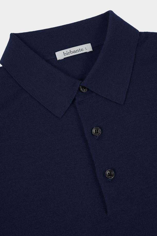 **워셔블 코튼 포켓 카라 니트**는 부드러운 촉감의 면 소재로 제작되어 봄, 가을에 착용하기 좋은 긴소매 니트입니다. 네이비 컬러의 무지 디자인에 레귤러핏으로 제작되어 베이직하면서도 캐주얼한 스타일을 연출합니다. 카라넥 디자인과 포켓 디테일이 포인트로, 출근룩이나 비즈니스 캐주얼에도 활용 가능합니다. 워셔블 기능으로 편안하게 관리할 수 있으며, 캐주얼, 미니멀, 클래식 스타일을 즐겨 입는 분들께 추천합니다.
