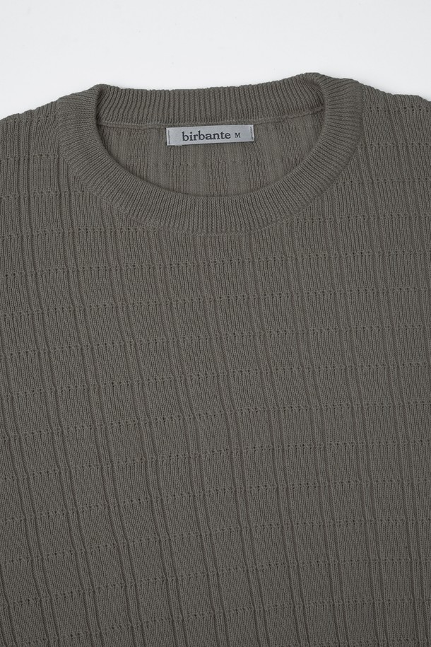 부드러운 촉감의 워셔블 코튼 소재로 제작된 여성용 스퀘어 라운드 니트입니다. 베이직하고 미니멀한 디자인으로, 봄, 가을 시즌에 활용하기 좋습니다. 얇은 두께감과 레귤러핏으로 편안하게 착용 가능하며, 카키 및 올리브 컬러로 출시되었습니다. 긴소매와 골지 패턴이 특징이며, 라운드넥 디자인으로 어떤 스타일에도 잘 어울립니다. 손쉽게 물세탁이 가능하여 실용적입니다.
