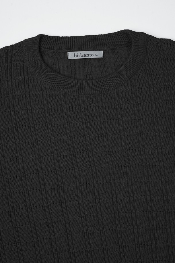 워셔블 코튼 스퀘어 라운드 니트는 여성스러운 룩을 연출하는 데 적합한 상의입니다. 부드러운 촉감의 면 소재로 제작되어 편안한 착용감을 선사하며, 봄, 가을 시즌에 활용하기 좋습니다. 베이직한 스타일의 긴소매 크롭 기장 니트로, 출근룩이나 모임룩 등 다양한 TPO에 매치하기 용이합니다. 레귤러핏 라운드넥 디자인과 골지 패턴이 특징이며, 미니멀, 클래식, 캐주얼 스타일을 모두 소화합니다. 워셔블 기능으로 관리가 용이하여 실용적인 데일리 아이템입니다.
