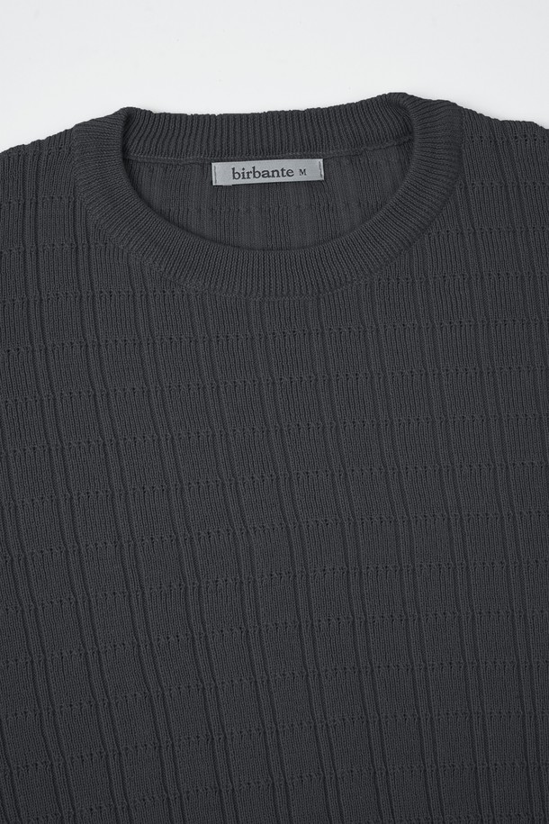 워셔블 코튼 스퀘어 라운드 니트는 부드러운 촉감의 면 소재로 제작되어 편안한 착용감을 선사합니다. 차콜 그레이 컬러의 베이직하고 미니멀한 디자인은 다양한 스타일과 쉽게 매치할 수 있으며, 크롭 기장과 레귤러 핏으로 세련된 실루엣을 연출합니다. 긴 소매와 라운드넥 디자인은 간절기부터 초봄까지 활용하기 좋으며, 골지 패턴이 은은한 포인트를 더합니다. 워셔블 기능으로 관리가 용이하여, 출근룩은 물론 일상에서도 부담 없이 즐겨 입을 수 있습니다.

