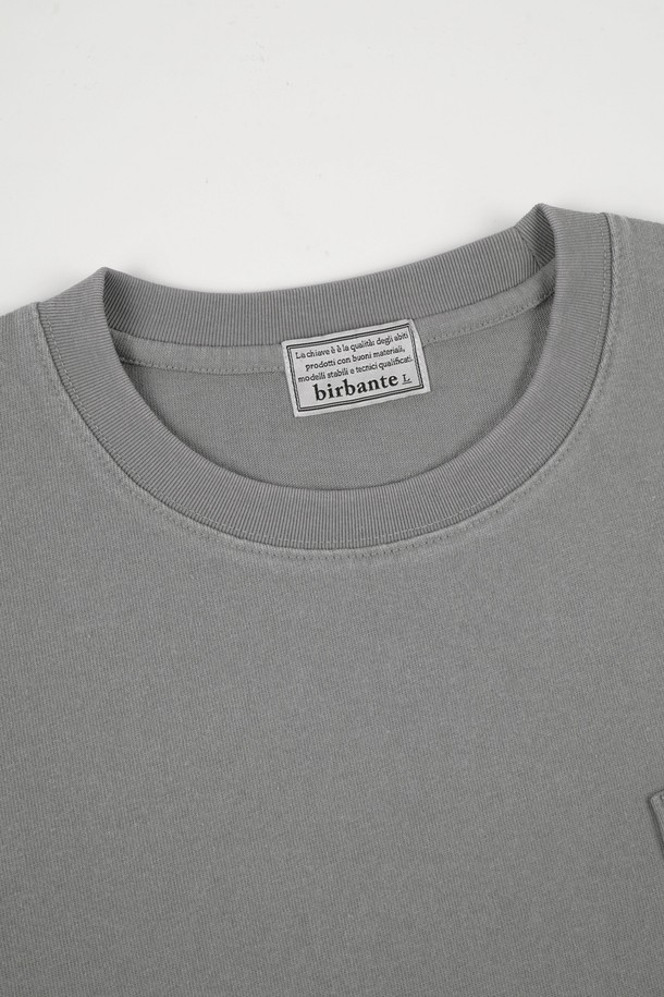 부드러운 면 소재의 워시드 포켓 롱슬리브 티셔츠입니다. 베이직하고 캐주얼한 스타일로 봄, 가을 간절기에 활용하기 좋습니다. 레귤러 핏에 라운드넥 디자인으로 편안한 착용감을 선사하며, 얇은 두께감으로 가볍게 즐겨 입을 수 있습니다. 그레이 컬러의 무지 디자인에 포켓 디테일이 더해져 실용성을 높였습니다. 캐주얼, 미니멀, 클래식 스타일을 즐겨 입는 분들께 추천합니다.
