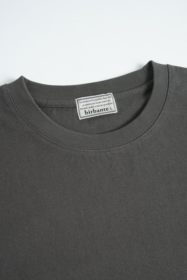 그라데이션 롱슬리브 티셔츠는 부드러운 면 소재로 제작되어 편안한 착용감을 선사합니다. 봄, 가을 시즌에 적합하며, 레귤러핏 디자인과 라운드넥으로 제작되어 베이직하면서도 미니멀, 캐주얼, 클래식 스타일을 연출하기 좋습니다. 은은한 그라데이션 컬러가 돋보이며, 긴 소매와 얇은 두께감으로 간절기 레이어드룩에 활용하기 좋습니다. 일상복으로 활용하기 좋은 디자인입니다.
