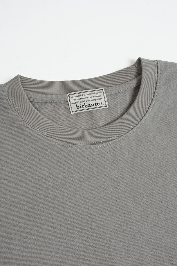 그라데이션 롱슬리브 티셔츠는 미니멀하고 캐주얼한 스타일을 추구하는 분들을 위한 필수 아이템입니다. 부드러운 면 소재로 제작되어 편안한 착용감을 선사하며, 봄, 가을에 적합합니다. 얇은 두께감으로 제작되어 레이어드하기 좋으며, 레귤러핏으로 제작되어 부담 없이 착용할 수 있습니다. 그레이와 블랙 두 가지 컬러로 출시되어, 어떤 스타일에도 쉽게 매치할 수 있습니다. 옴브레 디자인의 그라데이션 패턴이 특징이며, 라운드넥과 긴소매 디자인으로 시각적인 포인트를 더했습니다.
