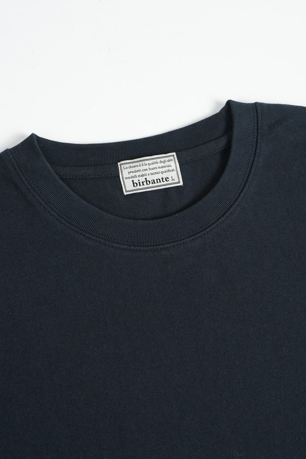 부드러운 면 소재로 제작되어 편안한 착용감을 선사하는 그라데이션 롱슬리브 티셔츠입니다. 베이직한 디자인에 블랙 컬러가 시크한 매력을 더하며, 루즈핏 크롭 기장으로 트렌디한 스타일을 연출합니다. 얇은 두께감과 긴 소매 기장으로 봄, 가을 시즌에 활용하기 좋으며, 산책룩이나 집콕룩 등 다양한 TPO에 매치할 수 있습니다. 라운드넥 디자인으로 어떤 스타일에도 잘 어울리며, 캐주얼하고 미니멀한 무드를 선호하는 분들께 추천합니다. 무지 패턴으로 심플함을 강조하여 데일리 아이템으로 활용하기 좋습니다.
