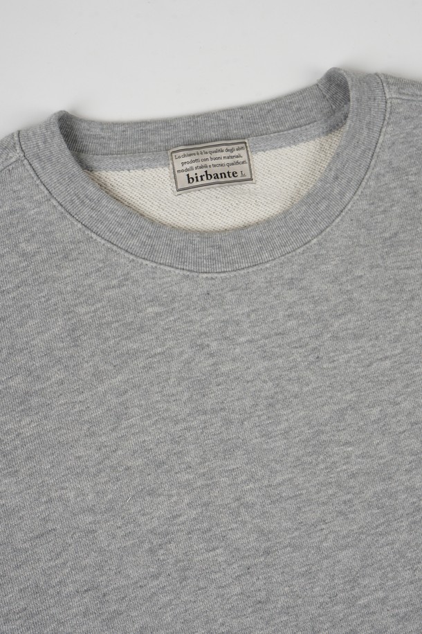 시그니처 크루넥 맨투맨은 공용으로 착용 가능한 상의입니다. 베이직하고 미니멀한 스타일로, 일상복으로 활용하기 좋습니다. 부드러운 면 소재로 제작되어 편안한 착용감을 선사하며, 두꺼운 두께감으로 봄, 가을, 겨울 세 계절 모두 따뜻하게 입을 수 있습니다. 레귤러핏에 라운드넥 디자인, 긴 소매 기장으로 클래식하고 캐주얼한 느낌을 줍니다. 무지 디자인의 그레이 컬러로 어떤 스타일에도 쉽게 매치할 수 있는 아이템입니다.
