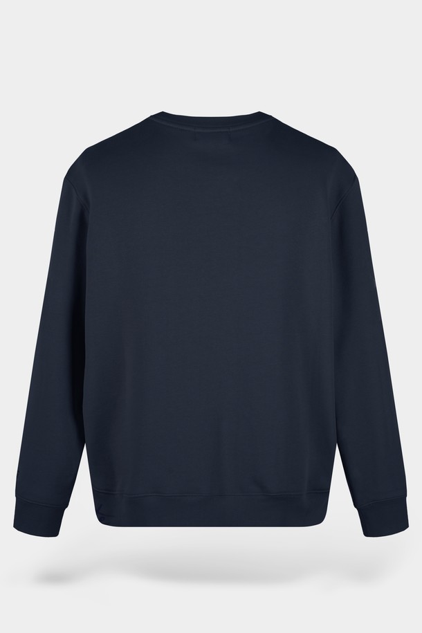 네이비 컬러의 시그니처 크루넥 맨투맨입니다. 부드러운 면 소재로 제작되어 편안한 착용감을 선사하며, 두꺼운 두께감으로 봄, 가을, 겨울 모두 활용 가능합니다. 레귤러핏에 라운드넥 디자인으로, 베이직하고 캐주얼한 스타일을 연출하기 좋습니다. 출근룩이나 캠핑룩 등 다양한 TPO에 활용할 수 있으며, 미니멀, 캐주얼, 클래식 스타일을 즐겨 입는 분들께 추천합니다. 긴 소매 기장의 무지 디자인으로, 어떤 하의와도 쉽게 매치할 수 있습니다.
