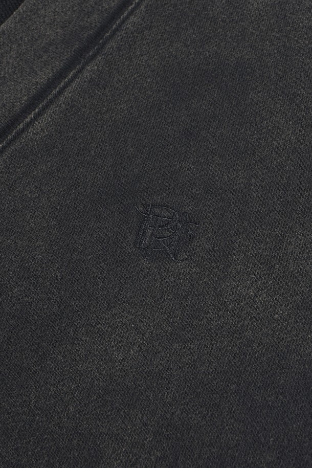 가먼트워싱 브이넥 스웨트 가디건은 캐주얼, 미니멀 스타일을 즐기는 분들을 위한 데일리 아이템입니다. 부드러운 면 소재로 제작되어 편안한 착용감을 선사하며, 봄, 가을 간절기에 활용하기 좋습니다. 레귤러핏 디자인과 무지 패턴으로 어떤 옷에도 쉽게 매치할 수 있으며, 출근룩, 데이트룩 등 다양한 TPO에 적합합니다. 가먼트워싱 기법으로 자연스러운 멋을 더한 긴소매 가디건입니다.
