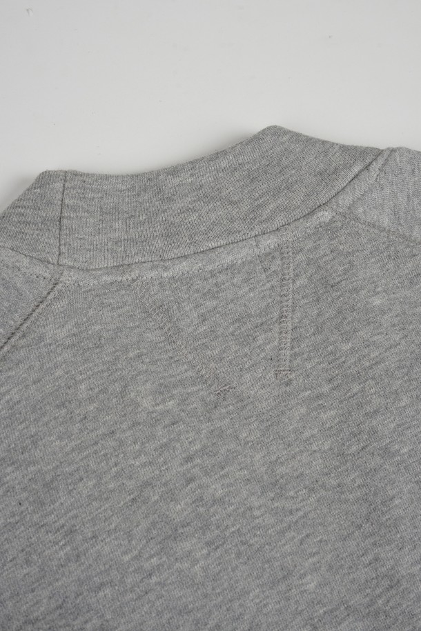 부드러운 면 소재로 제작되어 편안한 착용감을 선사하는 브이넥 스웨트 가디건입니다. 베이직하고 캐주얼한 스타일로, 일상생활은 물론 출근룩과 모임룩에도 활용하기 좋습니다. 크롭 기장과 레귤러핏으로 트렌디한 실루엣을 연출하며, 두꺼운 두께감으로 간절기에 따뜻하게 입을 수 있습니다. 무지 디자인에 긴 소매, 포켓 디테일, 버튼 여밈 방식으로 실용성을 더했습니다. 그레이 컬러로 다양한 스타일과 쉽게 매치할 수 있는 활용도 높은 아이템입니다.
