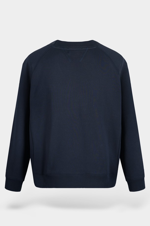 부드러운 면 소재로 제작되어 편안한 착용감을 선사하는 네이비 컬러의 브이넥 스웨트 가디건입니다. 베이직하고 캐주얼한 스타일로, 봄, 가을 간절기에 활용하기 좋습니다. 레귤러 핏에 긴 소매 기장으로, 출근룩이나 데이트룩 어디든 잘 어울립니다. 버튼 여밈 방식과 포켓 디테일이 실용성을 더하며, 미니멀, 클래식 스타일을 선호하는 분들께 추천합니다. 
