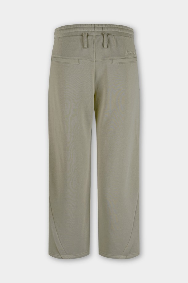 C.L핏 원턱 스웨트 팬츠는 편안한 착용감과 스타일리시함을 동시에 잡은 공용 스웨트 팬츠입니다. 부드러운 면 소재로 제작되어 쾌적한 착용감을 선사하며, 레귤러핏으로 누구나 부담 없이 즐길 수 있습니다. 카키, 올리브 두 가지의 베이직한 컬러로 출시되어 다양한 상의와 매치하기 용이합니다. 봄, 가을 시즌에 산책룩, 집콕룩 등 캐주얼하고 미니멀한 스타일을 연출하기 좋습니다. 허리 밴딩과 원턱 디테일로 편안함과 활동성을 더했습니다.
