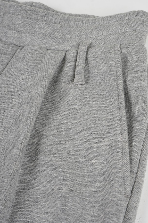 C.L핏 원턱 스웨트 팬츠는 캐주얼과 스포티한 스타일을 모두 아우르는 공용 스웨트 팬츠입니다. 부드러운 면 소재로 제작되어 봄, 가을 시즌에 편안하게 착용하기 좋습니다. 허리 밴딩과 원턱 디테일이 편안한 착용감을 선사하며, 레귤러핏으로 제작되어 다리가 더욱 슬림해 보이는 효과를 줍니다. 일상생활은 물론 산책이나 집콕 시 편안한 활동성을 보장하며, 미니멀한 디자인으로 다양한 상의와 매치하기 용이합니다. 그레이 컬러의 무지 디자인으로 어떤 스타일에도 쉽게 코디할 수 있습니다.
