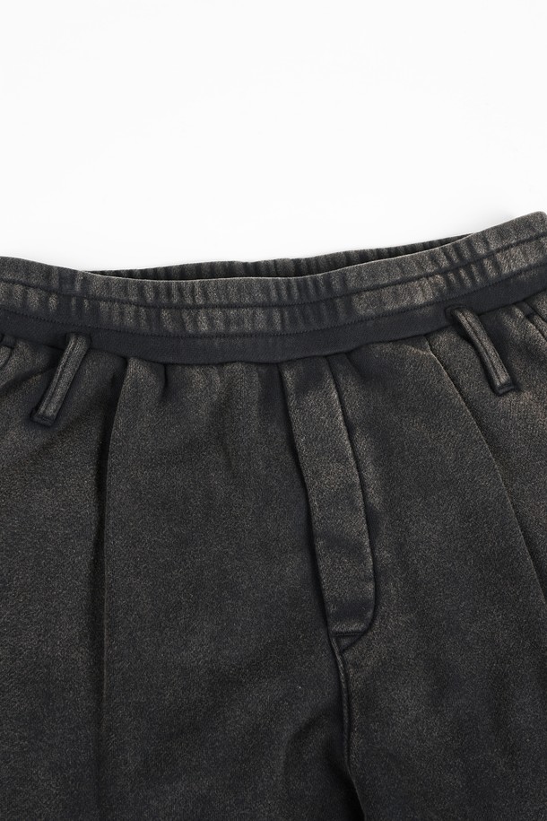 가먼트 워싱 처리로 자연스러운 멋을 더한 C.L핏 원턱 스웨트 팬츠입니다. 부드러운 면 소재로 제작되어 편안한 착용감을 선사하며, 레귤러핏으로 제작되어 캐주얼하고 미니멀한 스타일을 연출합니다. 넉넉한 두께감으로 간절기부터 초겨울까지 활용 가능하며, 밴딩 허리 디자인으로 활동성을 높였습니다. 무지 디자인과 블랙 컬러로 어떤 상의와도 쉽게 매치하여 데일리룩을 완성할 수 있습니다. 남성 고객분들께 추천하는 활용도 높은 스웨트 팬츠입니다.
