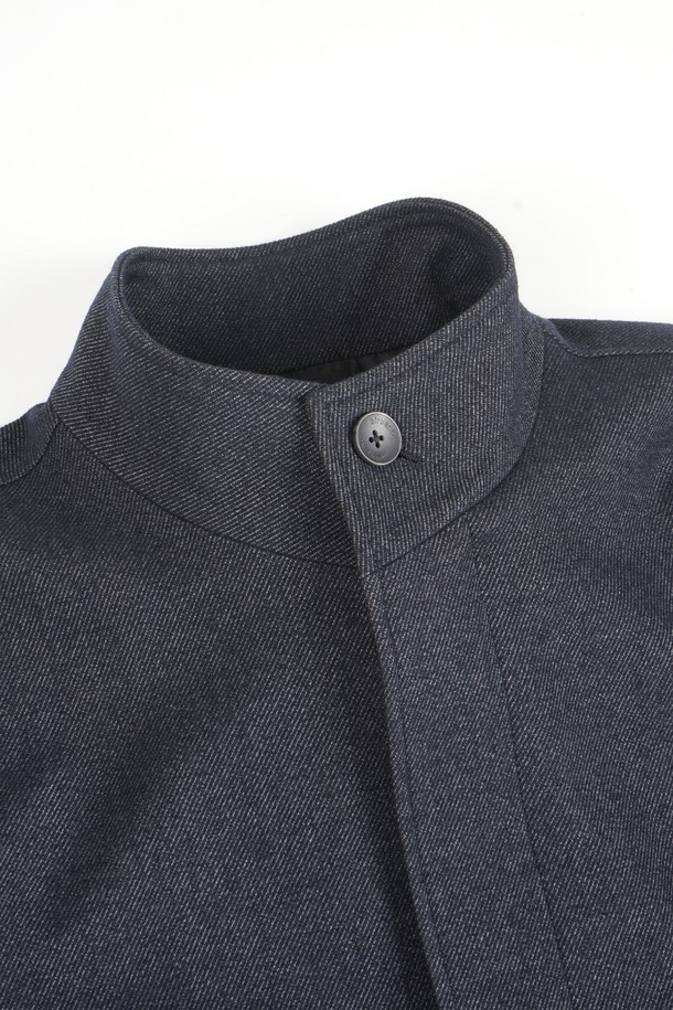 네이비 컬러의 데님 이펙트 스탠드 카라 블루종 재킷입니다. 남성용으로, 봄, 가을에 착용하기 적합합니다. 미니멀하고 베이직한 스타일을 추구하는 분들께 추천하며, 출근룩이나 데이트룩에 활용하기 좋습니다. 레귤러핏으로 제작되었으며, 뻣뻣한 촉감의 두꺼운 데님 소재를 사용하여 견고한 느낌을 줍니다. 집업 여밈 방식에 플랩 포켓 디테일이 있으며, 크롭 기장과 긴 소매가 특징입니다.
