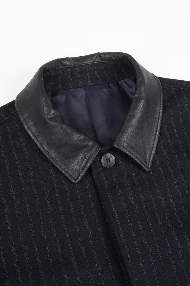 네이비 컬러의 울 블렌드 레더 카라 블루종 재킷입니다. 가을, 겨울 시즌에 어울리는 두꺼운 두께감으로, 클래식과 캐주얼 스타일을 모두 소화할 수 있습니다. 레귤러핏으로 제작되었으며, 집업 방식으로 편안하게 착용할 수 있습니다. 데이트룩, 출근룩 등 다양한 TPO에 활용 가능하며, 스트라이프 패턴이 은은한 포인트를 더합니다. 클래식, 캐주얼, 미니멀 스타일을 즐겨 입는 남성분들께 추천합니다.
