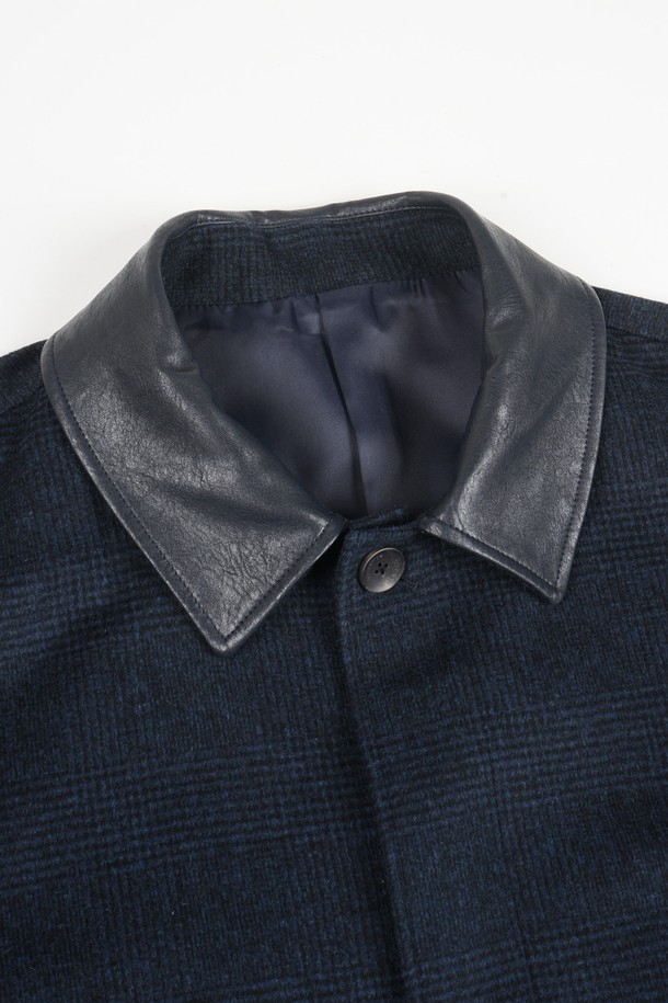 울 블렌드 레더 카라 블루종 재킷은 가을과 겨울 시즌에 어울리는 남성용 아우터입니다. 네이비 컬러의 무지 디자인으로, 클래식하고 베이직한 스타일을 연출합니다. 울 소재와 가죽 소재의 조화로 고급스러운 느낌을 주며, 두꺼운 두께감으로 따뜻하게 착용할 수 있습니다. 레귤러핏 디자인에 크롭 기장으로 세련된 실루엣을 강조하며, 버튼 여밈 방식과 긴 소매 기장으로 편안함을 더했습니다. 출근룩, 비즈니스 캐주얼, 모임룩 등 다양한 TPO에 활용 가능하며, 클래식, 미니멀, 시크한 스타일을 즐기는 분들께 추천합니다.
