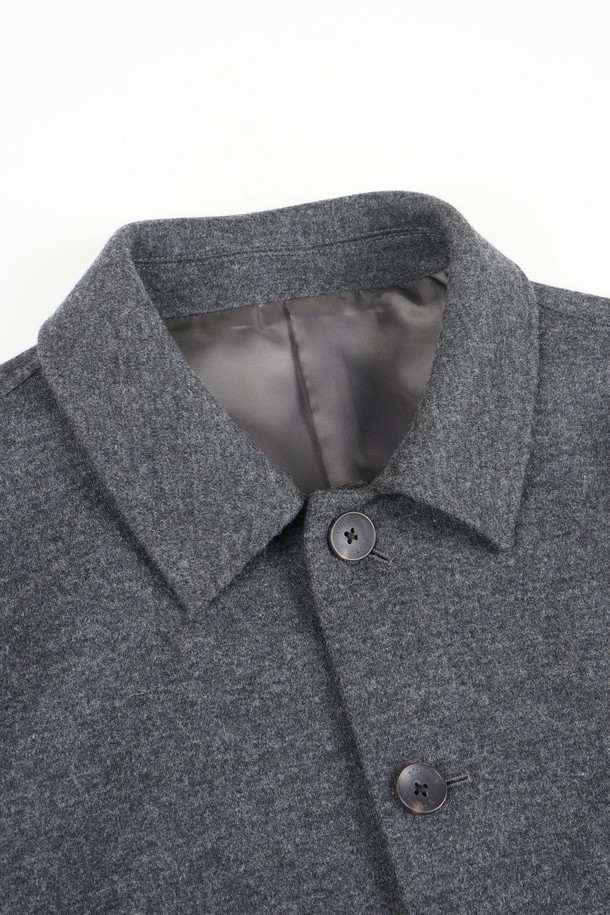 울 블렌드 블루종 재킷은 가을, 겨울철에 착용하기 좋은 남녀 공용 아우터입니다. 두꺼운 울 소재로 제작되어 보온성이 뛰어나며, 캐주얼하고 베이직한 스타일을 연출하기 좋습니다. 무지 패턴의 그레이 컬러는 어떤 옷에도 잘 어울리며, 레귤러핏 디자인으로 편안한 착용감을 제공합니다. 버튼 여밈 방식과 긴소매, 포켓 디테일이 돋보이는 크롭 기장의 블루종으로, 캐주얼, 클래식, 미니멀 스타일을 모두 소화할 수 있습니다.
