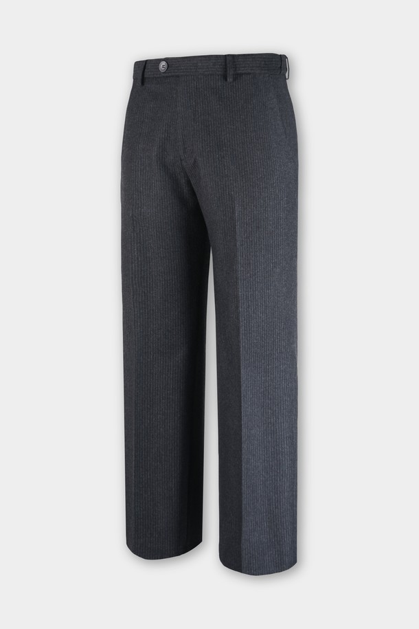 부드러운 촉감의 웜 스판 소재로 제작되어 편안한 착용감을 선사하는 남성용 슬랙스입니다. 베이직하고 미니멀한 디자인으로 다양한 스타일 연출에 활용하기 좋습니다. 히든 밴딩 디테일로 허리 부분의 편안함을 더했으며, 슬림핏으로 깔끔한 실루엣을 연출합니다. 차콜그레이 컬러와 얇은 두께감으로 봄, 가을철에 활용하기 좋으며, 출근룩이나 비즈니스 캐주얼 스타일, 미니멀, 클래식, 캐주얼 스타일 모두 소화 가능합니다. 긴 기장으로 어떤 신발에도 잘 어울립니다.
