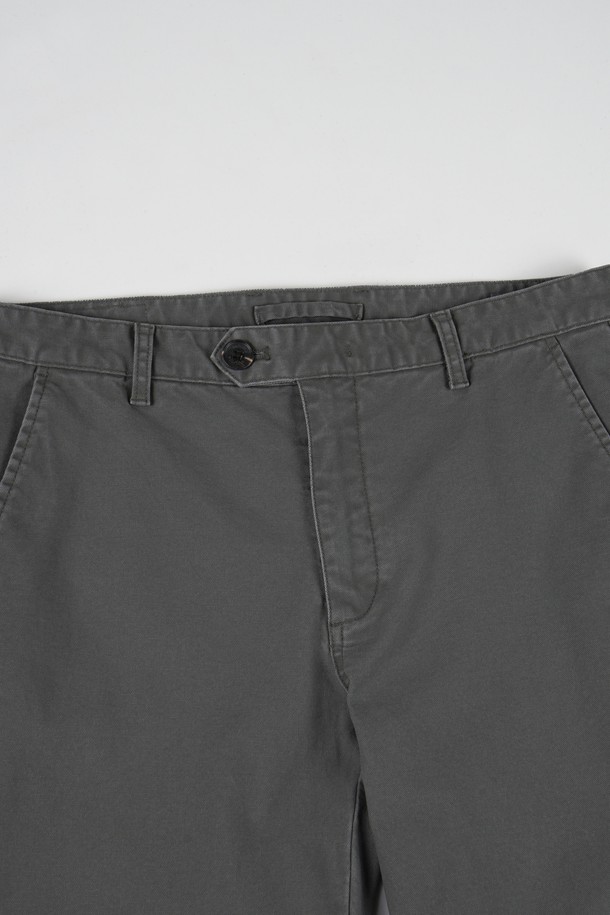 가먼트워싱 스판 R.C핏 치노 팬츠는 남성용 바지로, 부드러운 촉감의 면과 스판덱스 혼방 소재로 제작되어 편안한 착용감을 선사합니다. 봄, 가을에 적합하며, 레귤러핏 디자인과 무지 패턴으로 캐주얼하고 베이직한 스타일을 연출합니다. 가먼트워싱 기법을 통해 자연스러운 질감과 은은한 멋을 더했으며, 출근룩과 비즈니스 캐주얼, 그리고 캐주얼, 미니멀, 클래식 스타일을 즐겨 입는 분들께 추천합니다. 색상은 그레이 단일 색상으로 출시되었습니다.
